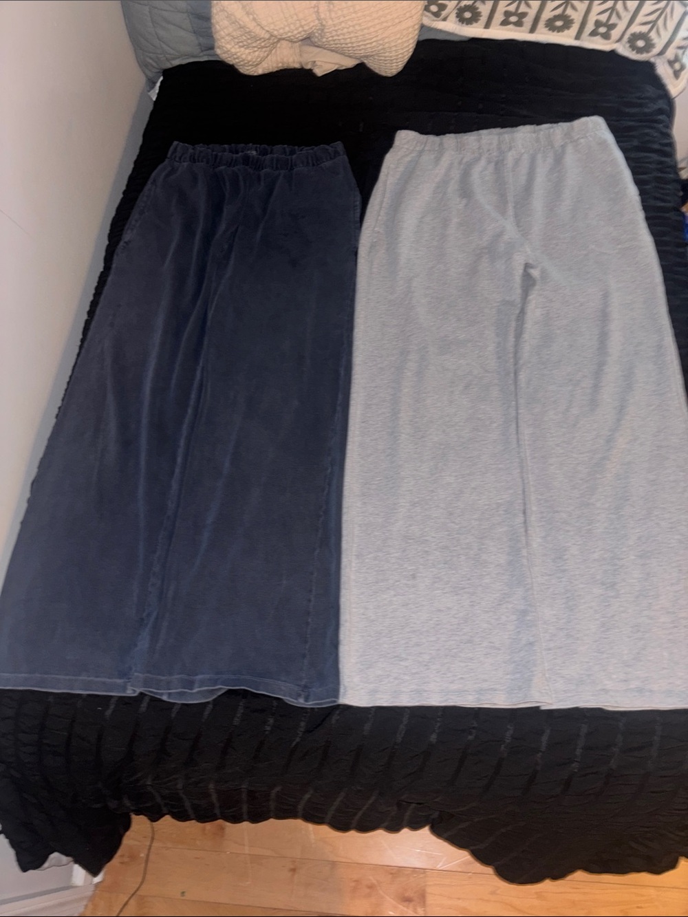 2 brandy Melville ANASTASIA SWEATPANTS